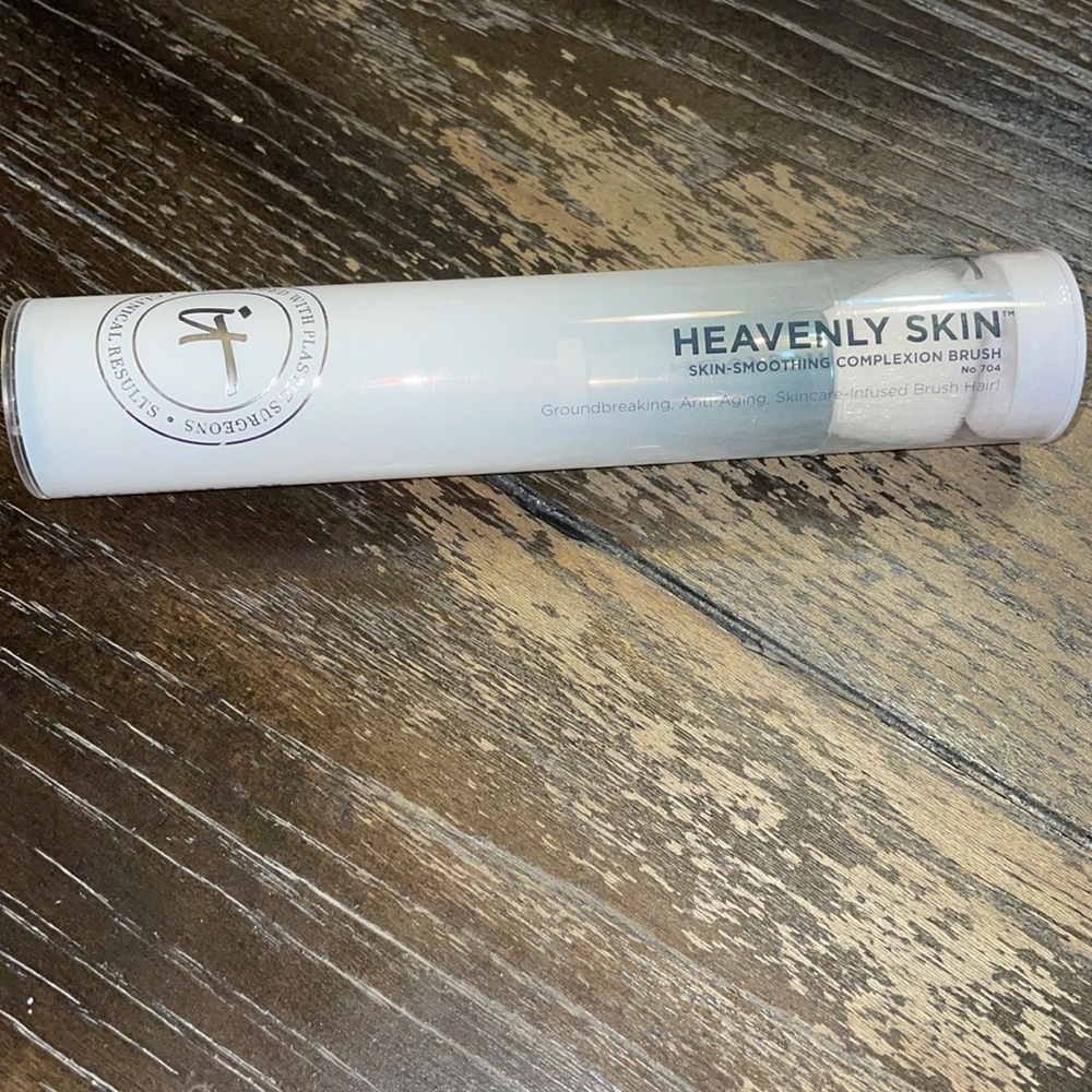 It Cosmetics Cosmetic Brush.  New.  Still sealed in packaging.